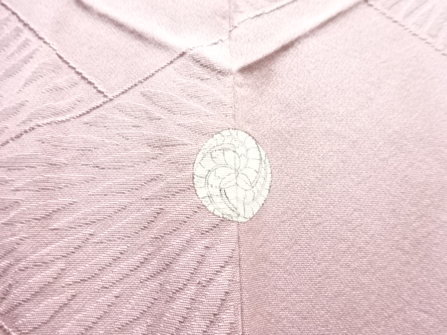  未使用品　裂取りに狢菊模様織出し一ツ紋色無地着物